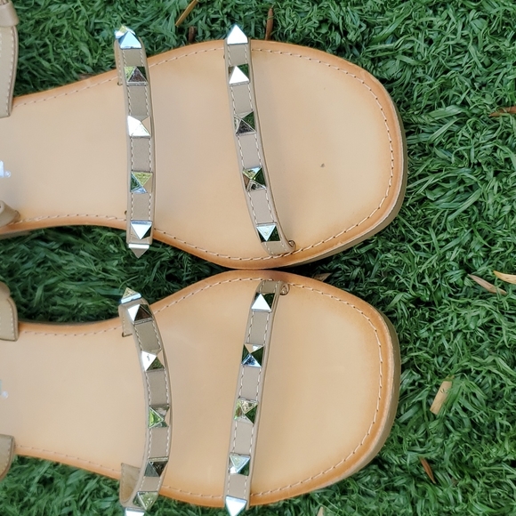 NWT Soda Studded Strappy Tan Sandals Size 7 1/2 - Picture 12 of 14